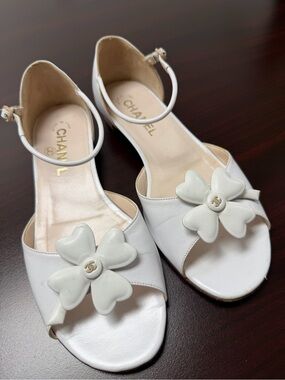 Vintage CHANEL White Leather Camellia Flower Sandals Size 37 Made in Italy